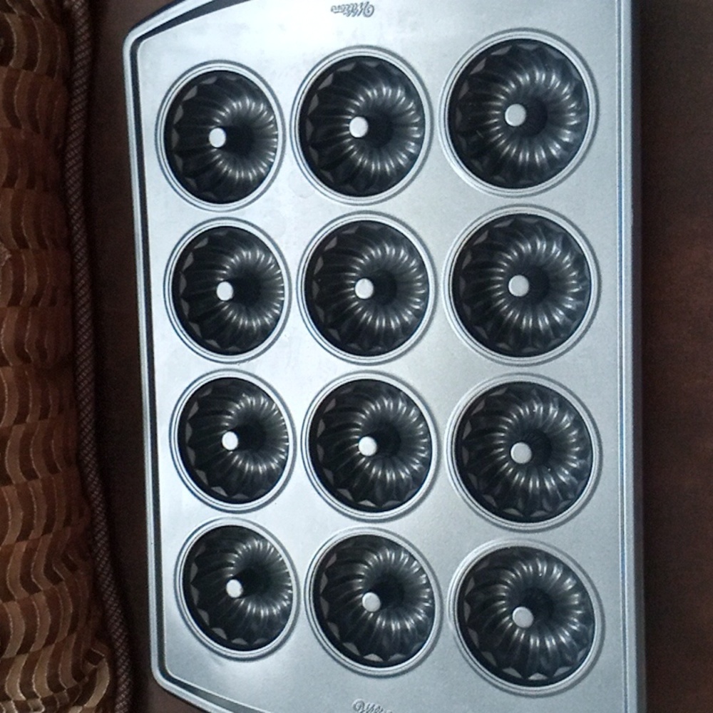 Wilton 12 Cavity Mini Bundt Cupcake Pan